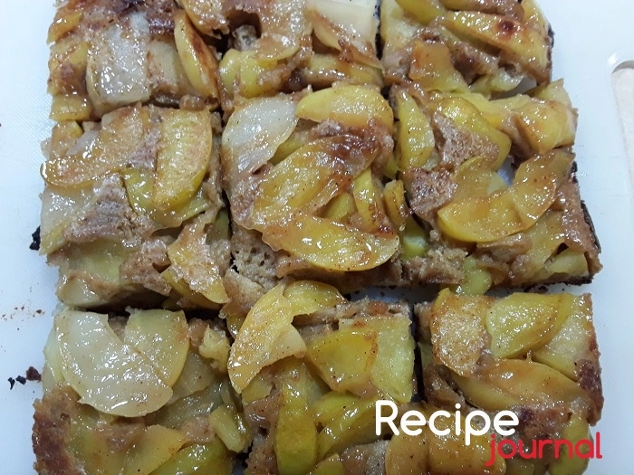 Запеченные яблоки на ржаной подложке - вегетарианский десерт