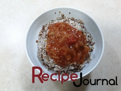 Гречка с томатно-кабачковой подливой - рецепт для вегетарианского ужина