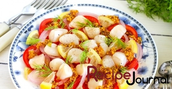 Рецепт из морепродуктов - салат с маринованными морскими гребешками и помидорами