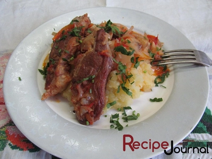 Капуста тушеная со свиными ребрышками и картофельным пюре - рецепт блюда из овощей