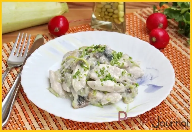 Рецепт блюда из птицы - курица с грибами и кабачком в сливках