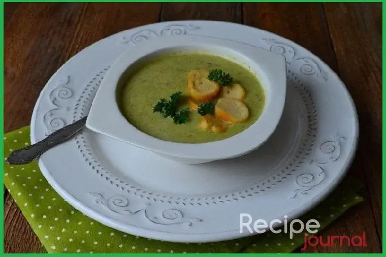 Суп-пюре из брокколи и орехов кешью готов. Подаем горячим, с гренками и зеленью.