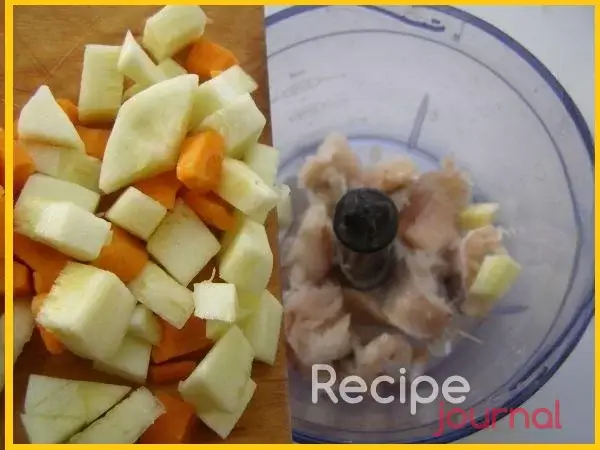 Овощи чистим и режем на кусочки. В блендере или мясорубкой измельчаем филе минтая и кусочки овощей (солим и добавляем специи по вкусу).