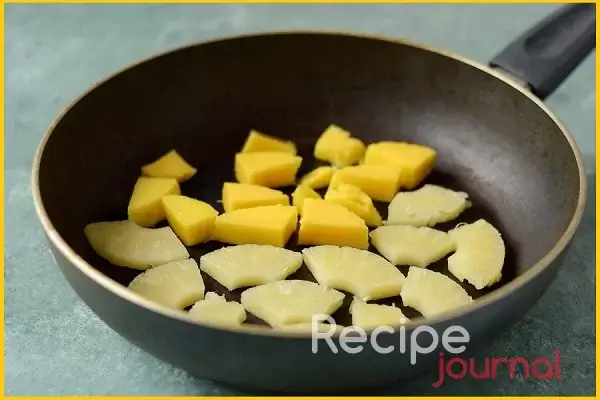 Нарезанные ломтиками ананасы и манго слегка обжариваем с двух сторон на антипригарной сухой сковороде .