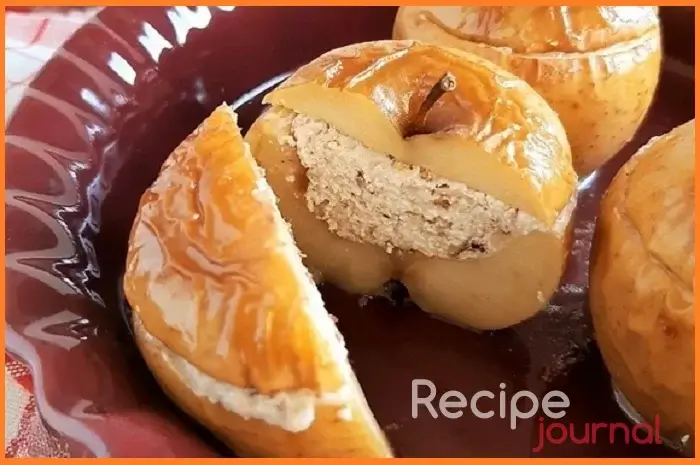 Подаем готовый десерт - печеные яблоки с творогом, орехами и медом, слегка остудив!