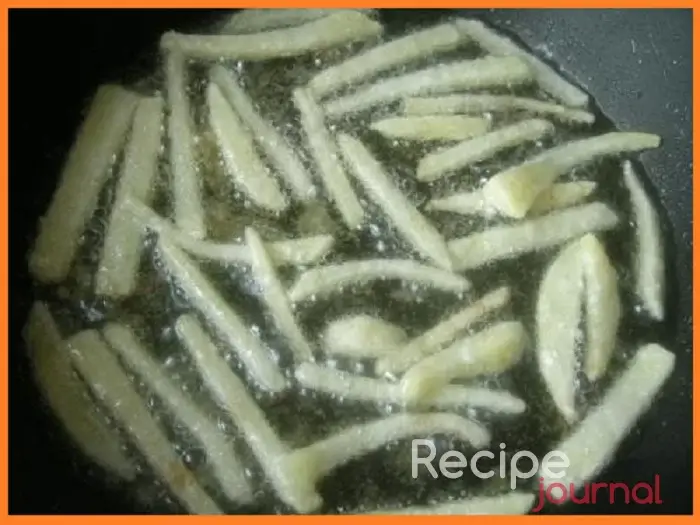 В глубокой сковороде сильно разогреваем растительное масло и жарим картофель фри.