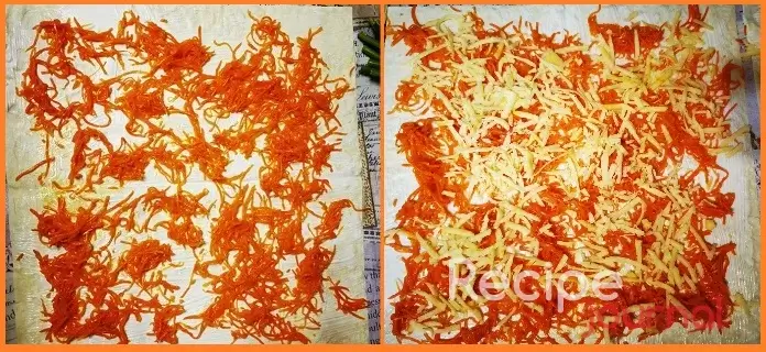 На лаваш выкладываем слой моркови по-корейски, на морковь распределяем сыр.