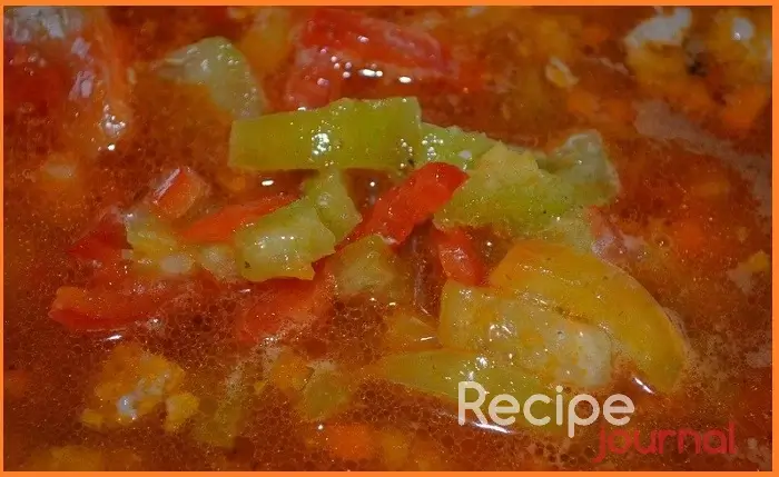 Раскладываем лапшу порциями в суповые тарелки, заливаем готовым супом и подаем. По желанию можно добавить зелени. Супер-ленивый лагман готов!