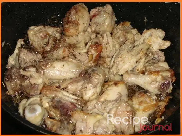 Разогреть сковороду, добавить 2 ст.л растительного масла и обжарить кусочки курицы почти до готовности.