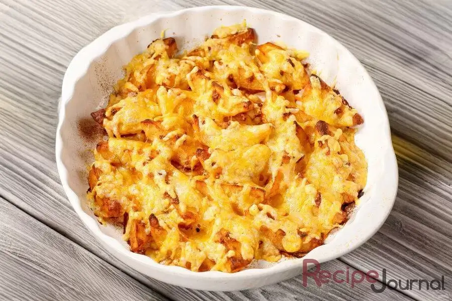 Картофель, запеченный под сыром с чесноком - простой и вкусный рецепт