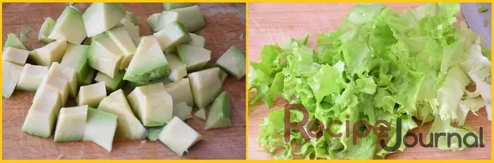 Очищаем авокадо, нарезаем его некрупным кубиком и сбрызгиваем лимонным соком. Салат латук рвем руками на небольшие кусочки.