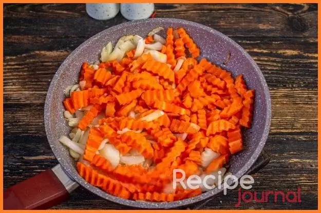Соломкой нарежем морковь и тонкими полукольцами лук. Пассеруем овощи на сковороде в растительном масле минут 5.