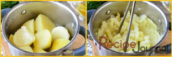 Пока готовим капусту, отвариваем картофель до готовности, сливаем воду, толчем в пюре, солим и перчим по вкусу.