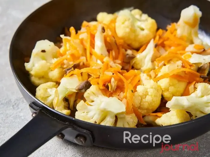 На сковороду к луку и моркови добавим капусту и нарезанные пластинами грибы. Добавим специи, перемешаем и обжарим минут 15 - 20.