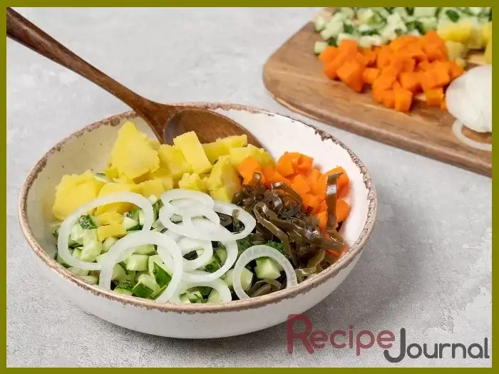 Соединим все ингредиенты в салатнике, если надо посолим и заправим растительным маслом.
