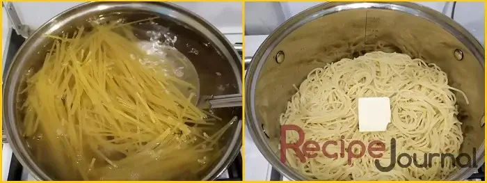 Попутно с приготовлением курицы и филе отвариваем спагетти, как правильно варить макароны есть информация на нашем сайте. Когда спагетти будут готовы, сливаем воду и добавляем к ним сливочное масло, перемешиваем. Раскладываем готовые спагетти по тарелкам и добавляем соус с курицей и грибами.
