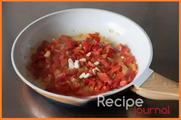 Обжарить лук и перец в оливковом масле, добавить мелко нарезанный чеснок.