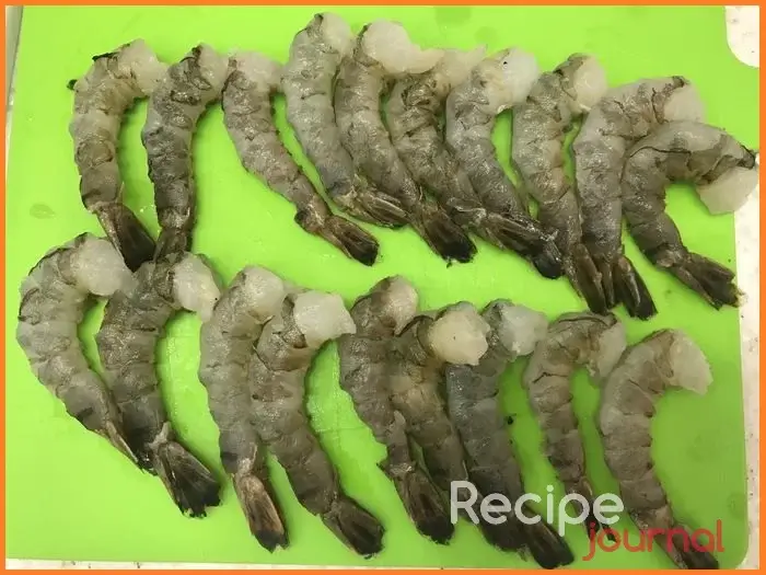 Креветки выбираем крупные, очищаем, хвостики можно оставить, делаем несколько поперечных надрезов с двух сторон, чтобы они не сворачивались во время жарки.