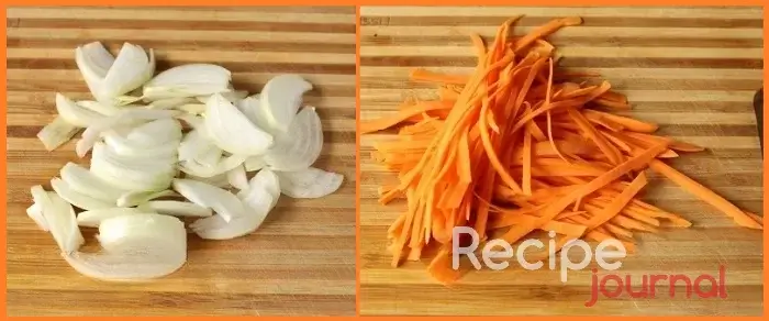 Очищенный лук нарежем полукольцами, морковь соломкой.