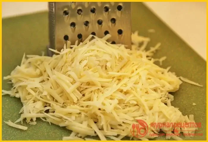 Пока батат варится, включаем духовку на разогрев до 180<sup>о</sup>. Сыр трем на крупной терке, зелень мелко режем.