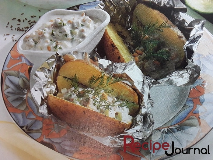 Вегетарианский  картофель в духовке с огуречной подливой и авокадо (овощные блюда)
