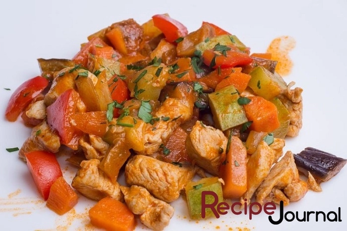 Рецепт салата из куриного филе с овощами и арахисом