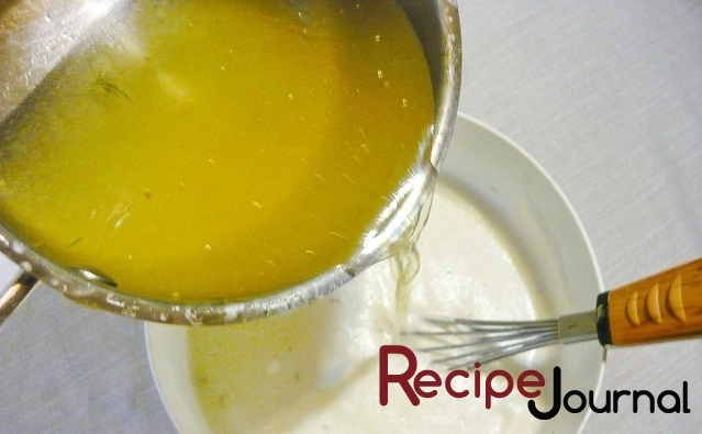 Пока рис варится отделяем белки от желтков и взбиваем из по отдельности. Белки необходимо взбить в мягкую пену, можно венчиком, можно миксером. Постепенно добавляем желтки к белкам, продолжая взбивать. Затем тонкой струйкой вливаем лимонный сок, опять же не переставая взбивать яичную массу. Теперь необходимо отлить немного бульона из супа (около 1,5 литра) и осторожно добавить бульон в яичную массу, не переставая взбивать яйца. Нельзя допускать чтобы они свернулись. Получается своего рода соус.