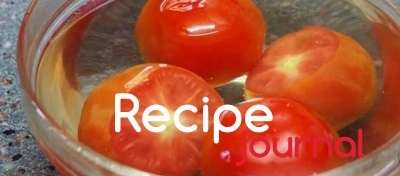 У отобранных спелых и плотных помидоров срезаем верхушку. Кладем в миску и заливаем кипятком на несколько минут.