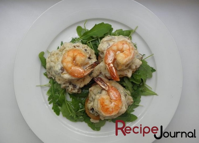 Морепродукты - Гребешки с креветками в сливочно-грибном соусе на гренках