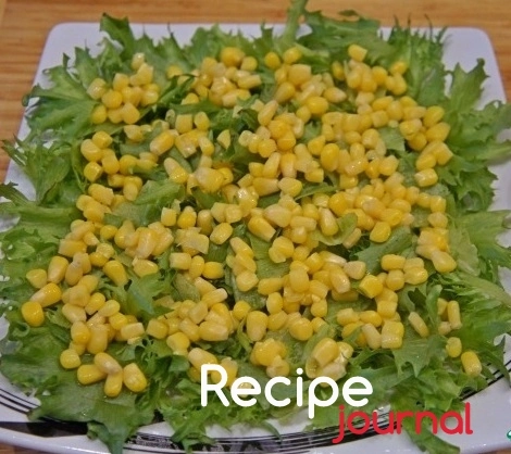 На салат выкладываем консервированную кукурузу.