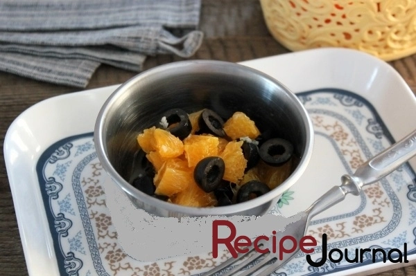 Рецепт салата Необыкновенный - апельсины с оливками