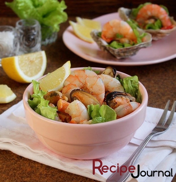 Морепродукты - салат с мидиями и креветками