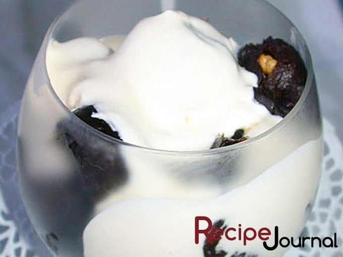 Рецепт десерта на скорую руку - чернослив с орехами в сметанном соусе к 8-му марта