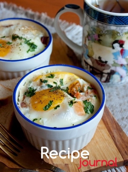Яйца, запеченные с беконом и овощами - рецепт быстрой закуски