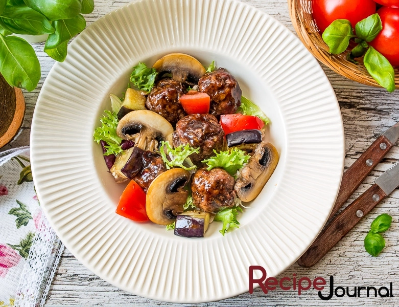 Теплый салат с мясными фрикадельками и грибами - простой рецепт