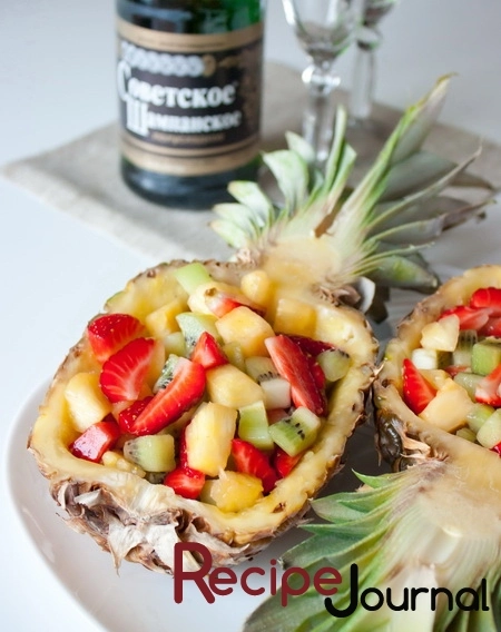 Рецепт фруктового салата из клубники с ананасом