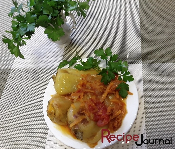 Перец, запеченный  с томатно-луковым соусом - рецепт низкокалорийного овощного блюда