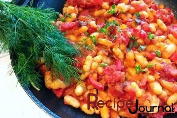 Рецепт вегетарианского овощного блюда - фасоль, запеченная в томатном соусе