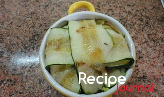 Наполнить форму с кабачками грибным фаршем, накрыть свисающими частями кабачков. Поставить в духовку при 190<sup>о</sup> на 20 минут. Тимбаль из кабачков - блюдо из овощей готово!