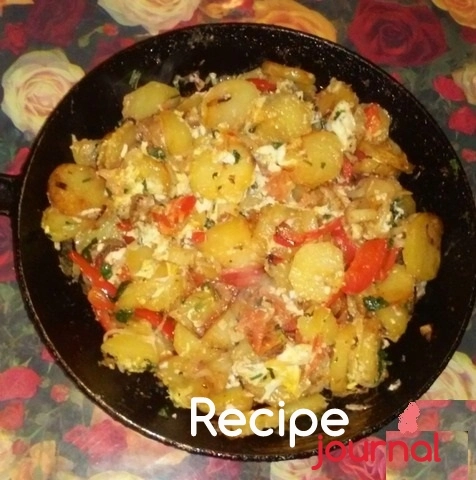 Картошка жареная с яйцом и овощами - рецепт блюда из овощей