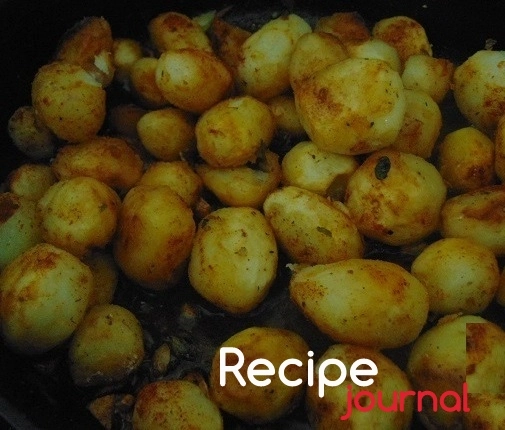 Раздавить чеснок, смешать с приправами и добавить в картофель, перемешать и обжаривать еще пару минут.