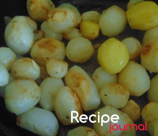 Включить духовку на 190<sup>о</sup>. Молодой картофель очистить. Обжарить в растительном масле несколько минут помешивая.