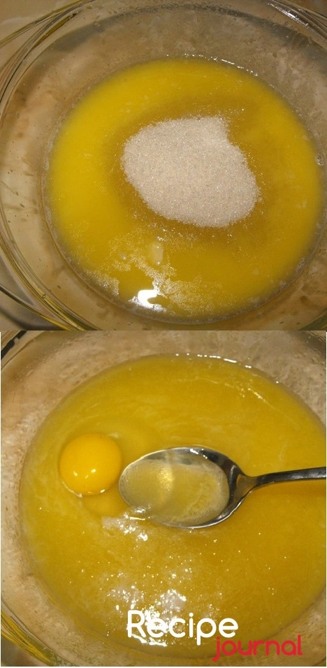 Подбираем посуду, необходимо стеклянную (для микроволновки) емкость с учетом что тесто поднимется сантиметров на 4-5. В подобранной посуде растапливаем масло, добавляем сахар, яйцо, перемешиваем.