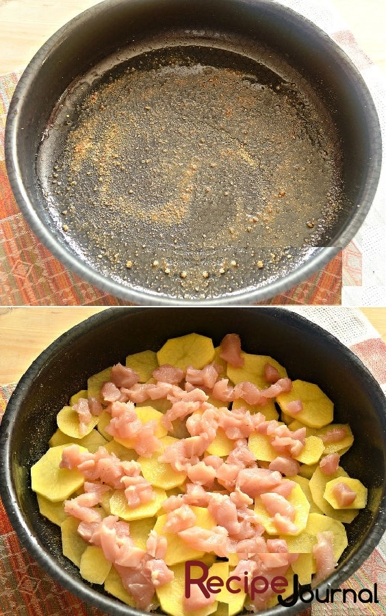 Форму для запекания смазываем растительным маслом и посыпаем панировочными сухарями. Выкладываем слоями картофель, мясо, лук, солим и перчим.