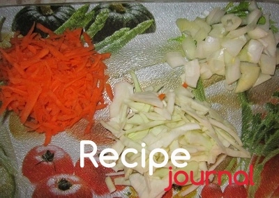 Пока печень пропитывается  готовим овощи. Капусту шинкуем, лук мелко режем и морковь трем на крупной терке.