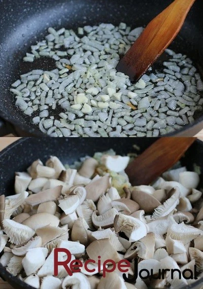 Лук пассеровать в растительном масле до прозрачности, затем добавить грибы и обжарить пару минут, затем добавить белые грибы. Жарить до готовности.