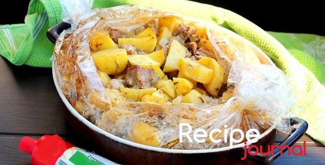 Духовку разогреть до 180<sup>о</sup>. Уложить пакет с картофелем в форму для запекания и сделать несколько надрезов вверху, для выхода пара. Запекать 60 минут. Картошка с мясом, запеченная в рукаве - простое блюдо из овощей готова!