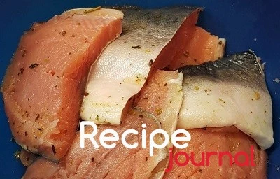 Подготовить рыбу, порезать на куски по 5-6 см шириной. Поперчить и посолить, сбрызнуть растительным маслом и оставить промариноваться на полчасика.