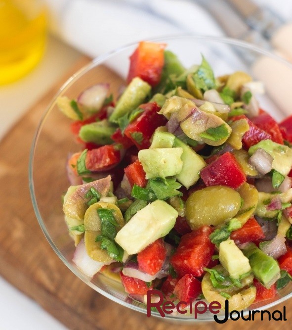 Салат овощной с авокадо и оливками