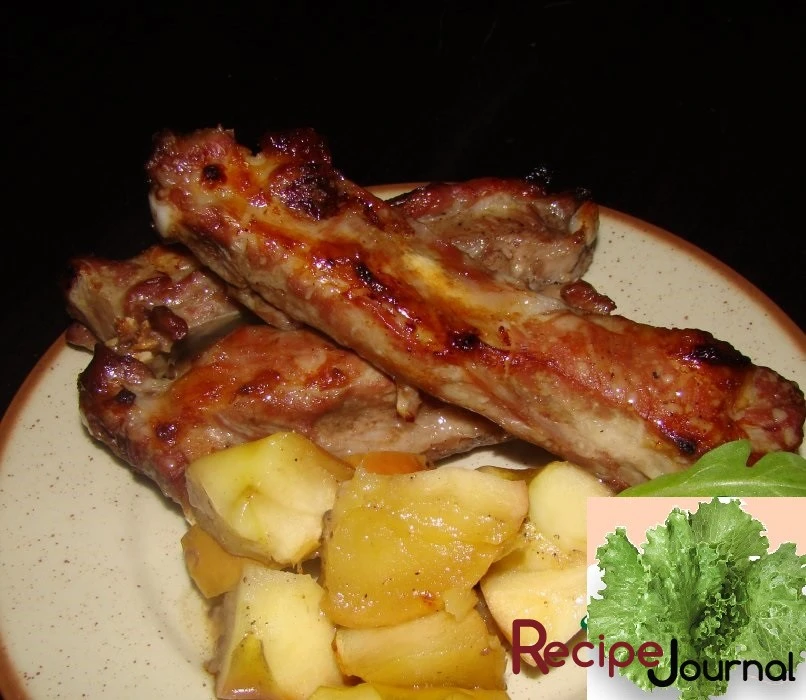 Ребрышки свиные, запеченные в яблоках - рецепт блюда из мяса